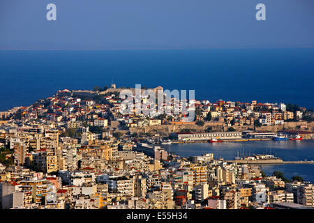 Panoramablick über Kavala Stadt, Mazedonien, Griechenland. Sie sehen den Hafen und die Burg oberhalb des alten Teils der Stadt. Stockfoto