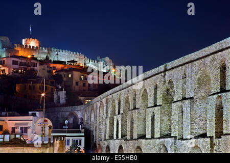 Nacht-Blick auf die "Kamares' (osmanischen Aquädukt), 'Symbol' von Kavala Stadt, Mazedonien, Griechenland. Stockfoto