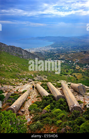 Vergessen antike Säulen in einem alten Steinbruch an den Hängen des Mount Ochi ("Oche"), Insel Evia ("Evvoia"), Zentral-Griechenland. Stockfoto