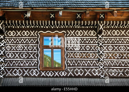 Einzigartige Dekoration von Blockhäusern, die anhand von Mustern für die traditionelle Stickerei im Dorf Cicmany, Slowakei - der UNESCO Stockfoto