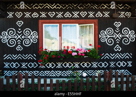 Einzigartige Dekoration von Blockhäusern, die anhand von Mustern für die traditionelle Stickerei im Dorf Cicmany, Slowakei - der UNESCO Stockfoto