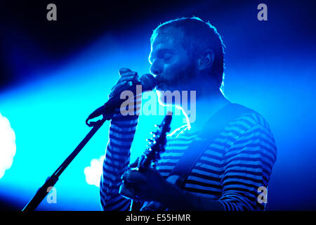 Freiburg, Deutschland. 21. Juli 2014. Frontman Peter "Balboa" Brugger aus deutschen Indie-Rock-Band Sportfreunde Stiller führt beim ZMF Music Festival in Freiburg, Deutschland. Foto: Miroslav Dakov / Alamy Live News Stockfoto