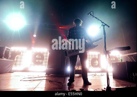 Freiburg, Deutschland. 21. Juli 2014. RŸdiger 'RŸde' Linhof aus deutschen Indie-Rock-Band Sportfreunde Stiller führt beim ZMF Music Festival in Freiburg, Deutschland. Foto: Miroslav Dakov / Alamy Live News Stockfoto