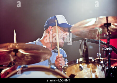 Freiburg, Deutschland. 21. Juli 2014. Schlagzeuger Florian "Rakete" Weber vom deutschen Indie-Rock-Band Sportfreunde Stiller führt beim ZMF Music Festival in Freiburg, Deutschland. Foto: Miroslav Dakov / Alamy Live News Stockfoto