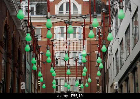 Eine dekorative Darstellung der großen Glühbirnen baumeln über dem Schnittpunkt der Ganton Street und Carnaby Street in Soho, London, England, Vereinigtes Königreich Stockfoto