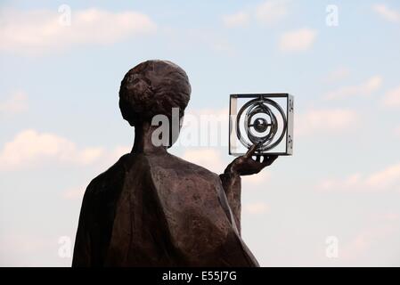 Statue von Marie Curie hält ein Molekül von Polonium Stockfoto