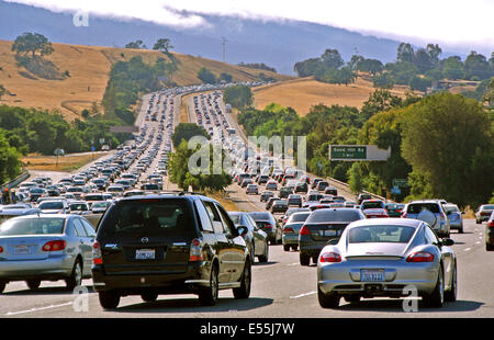 280 Autobahn von San Jose nach San Francisco in San Mateo County ist Nord und Süd mit dem Abend pendeln krähte. Stockfoto