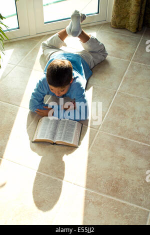 Junge Lesen der Bibel multikulturellen multi-kulturellen Jungen japanischen/Kaukasisch 10-11 Jahre alte Kinder Sonnenlicht HERR © Myrleen Pearson Stockfoto