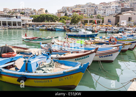 Bunten Fischen und Ruderboote vertäut im Hafen von Kusadasi an der türkischen Ägäis Küste im Sommer Stockfoto