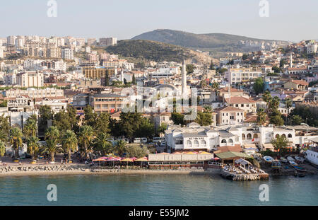 Panoramablick auf die Stadt und Hafen mit Restaurants am Meer in Kusadasi, Türkei bei gutem Wetter im Sommer Stockfoto