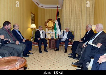 Doha, Katar. 21. Juli 2014. Palästinenserpräsident Mahmoud Abbas(3rd R) trifft sich mit dem Hamas-Führer Khaled Meshaal(3rd L), in Doha, Katar, am 21. Juli 2014. Bildnachweis: Xinhua/Alamy Live-Nachrichten Stockfoto