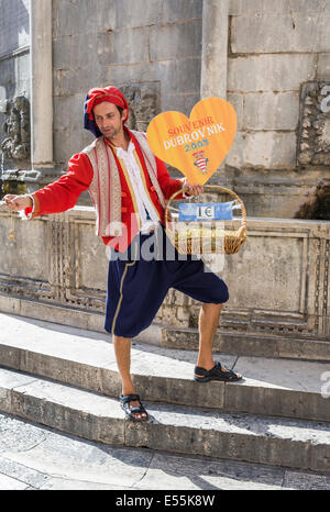 Sightseeing: Lokale kroatische Mann in farbenfrohen Kostüm Verkauf günstige Souvenirs in Dubrovnik gekleidet, südlichen Kroatien Stockfoto