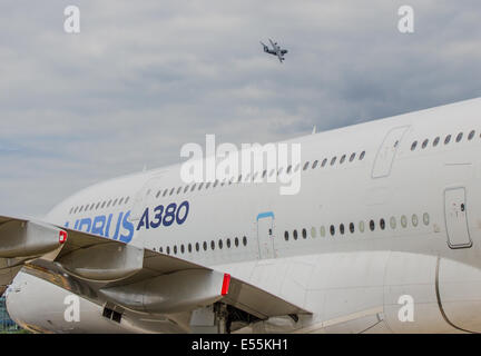 Airbus präsentierte sein militärisches Transportflugzeug A400M Atlas auf der Farnborough International Airshow am 15. Juli 2014. Das Flugzeug demonstrierte seine Fähigkeiten sowohl bei Landungen als auch bei Starts, was seine Vielseitigkeit in der militärischen Logistik verdeutlicht. Stockfoto