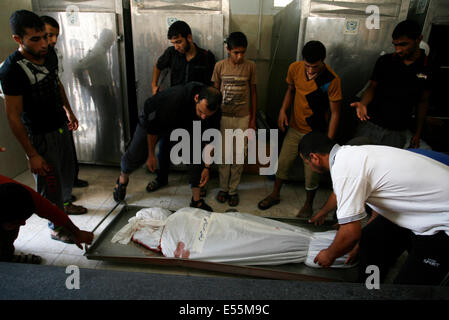 Rafah, Gaza. 21. Juli 2014. Ein palästinensischer Mann trägt den Körper von Dalal Siam, ein fünf Monate altes Kind, zusammen mit acht Mitgliedern der Siam-Familie getötet wurde, nach ein israelischen Luftangriff ihr Haus während ihrer Beerdigung in einer Moschee in Rafah im südlichen Gazastreifen getroffen. Washington und die Vereinten Nationen forderte einen Waffenstillstand im Gazastreifen als Israel einen Blasenbildung Angriff auf die Enklave, schieben die palästinensische Todesabgabe auf 514 gepresst. Bildnachweis: Ari Rahim Khatib/Pacific Press/Alamy Live-Nachrichten Stockfoto