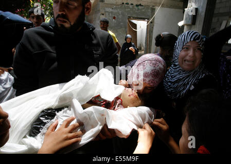 Rafah, Gaza. 21. Juli 2014. Ein palästinensischer Mann trägt den Körper von Dalal Siam, ein fünf Monate altes Kind, zusammen mit acht Mitgliedern der Siam-Familie getötet wurde, nach ein israelischen Luftangriff ihr Haus während ihrer Beerdigung in einer Moschee in Rafah im südlichen Gazastreifen getroffen. Washington und die Vereinten Nationen forderte einen Waffenstillstand im Gazastreifen als Israel einen Blasenbildung Angriff auf die Enklave, schieben die palästinensische Todesabgabe auf 514 gepresst. Bildnachweis: Ari Rahim Khatib/Pacific Press/Alamy Live-Nachrichten Stockfoto