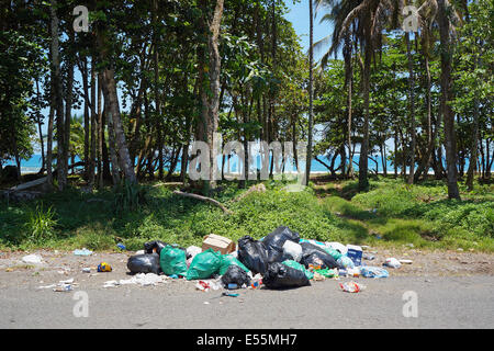 Müll am Weg zum Strand, Puerto Viejo de Talamanca, Karibik, Costa Rica Stockfoto