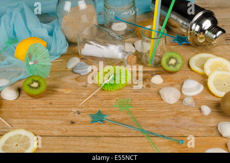 Eine sommerliche Tischdekoration mit cocktail Zubehör und frischem Obst Stockfoto