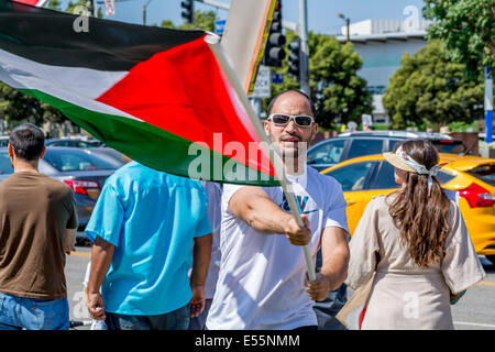 20. Juli 2014 - Los Angeles CA - Demonstrant winken ein Palästina Flagge auf einer pro-Palästina-Kundgebung Stockfoto