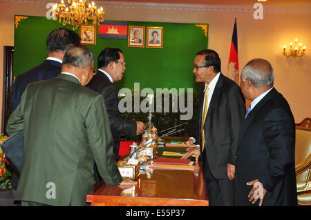 Phnom Penh, Kambodscha National Rescue Party. 22. Juli 2014. Kambodschanische Premierminister Hun Sen (3. L) trifft sich mit Sam Rainsy (2. R), Präsident der Opposition Kambodscha National Rescue Party in Phnom Penh 22. Juli 2014. Hun Sen und Sam Rainsy wieder aufgenommen Gespräche am Dienstag in einem letzten verzweifelten Versuch, einen einjährigen politischen Streit zu beenden. © Nary/Xinhua/Alamy Live-Nachrichten Stockfoto