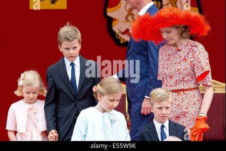 (L-R) Prinzessin Eleonore, Prinz Gabriel, Kronprinzessin Elisabeth und Prinz Emmanuel mit Königin Mathilde von Belgien während der Feierlichkeiten zum Nationalfeiertag in Brüssel (Belgien), 21. Juli 2014. Foto: RPE/Albert Nieboer / / /dpa - kein Draht-Dienst- Stockfoto