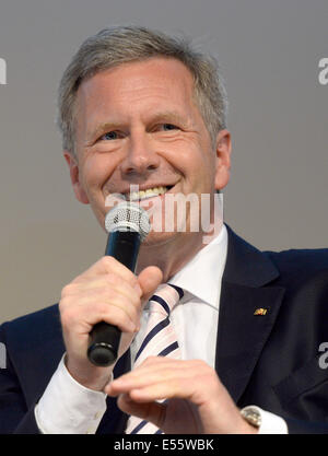 Stuttgart, Deutschland. 21. Juli 2014. Der ehemalige deutsche Bundespräsident Christian Wulff spricht während einer Podiumsdiskussion, veranstaltet von der Zeitung "Stuttgarter Nachrichten" in Stuttgart, Deutschland, 21. Juli 2014. Foto: Daniel Maurer/Dpa/Alamy Live News Stockfoto