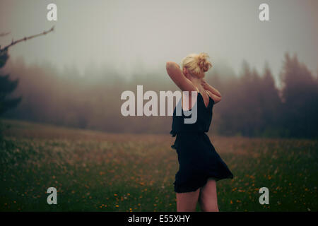 Junge Frau im Nebel Stockfoto