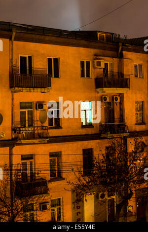 Mehrfamilienhaus in der Nacht in Yeravan, Armenien Stockfoto
