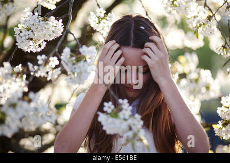 Porträt einer jungen Frau mit Kirschblüten Stockfoto