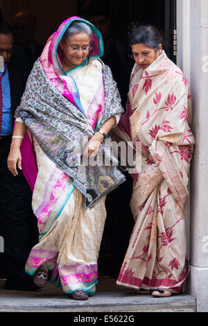 London, UK. 22. Juli 2014. Bangladeshi Premierminister Sheikh Hasina hinterlässt Downing Street nach dem Treffen mit dem britischen Premierminister David Cameron. Bildnachweis: Paul Davey/Alamy Live-Nachrichten Stockfoto