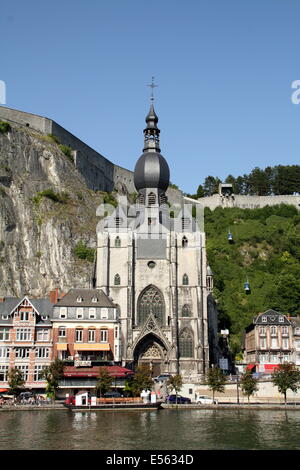 Zitadelle Ab = Nd Rock auf einem Felsen und die Lieve Vrouwe Kirche im Zentrum von Dinant. Belgischen Ardennen Stockfoto