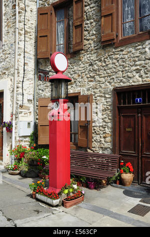 Eine alte Rawal-Zapfsäule am Place de Tilleuls im Dorf Saurat, Ariege, Midi-Pyrenäen, Frankreich Stockfoto