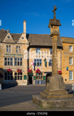 Englischer Bürgerkrieg-Denkmal auf dem Marktplatz mit den Königen Arms Pub und Hotel darüber hinaus, Stow-On-The-Wold, Gloucestershire, England Stockfoto
