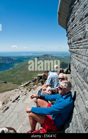 Wanderer machen Sie eine Pause, um den Blick von Hafod Eryri, Café und Berg Kopfbahnhof auf dem Gipfel des Mount Snowdon Stockfoto