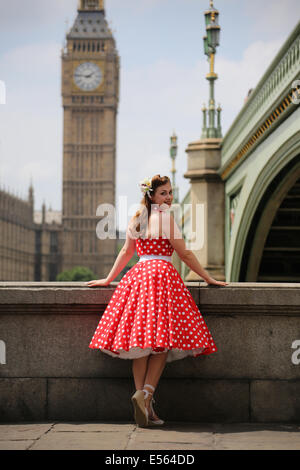 Mädchen stehen neben der Westminster Bridge vorne auf Big Ben Stockfoto