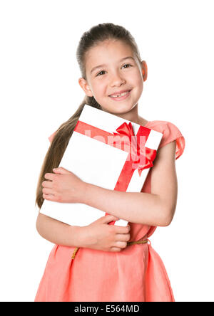 Lächelnd niedliche Mädchen 8-9 Jahre in Händen Geburtstagsgeschenk in festlichen Paket hält. Isoliert auf weißem Hintergrund.