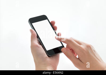 Weibliche Hände halten und auf mobile Smartphone mit leeren Bildschirm berühren. Isoliert auf weißem Hintergrund. Stockfoto