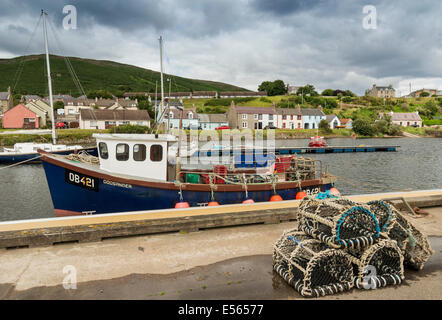 BLAUE KRABBE BOOT VOR ANKER IM HAFEN SUTHERLAND SCHOTTLAND HELMSDALE Stockfoto