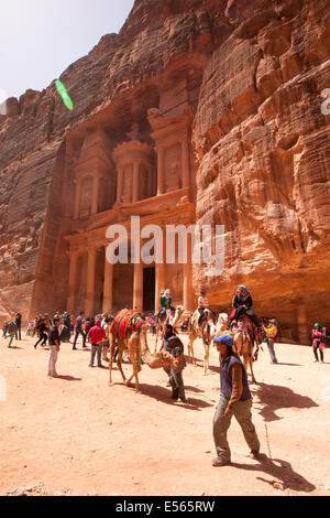 Nahen Osten, Jordanien, Petra, UNESCO-Weltkulturerbe. Die Fassade des Schatzhauses (El Khazneh) Stockfoto