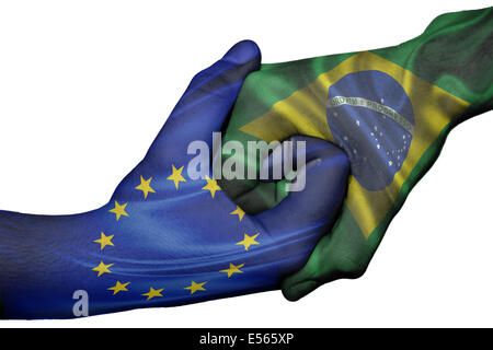 Diplomatischen Handshake zwischen den Ländern: Flaggen der Europäischen Union und Brasilien überdruckte die beiden Hände Stockfoto
