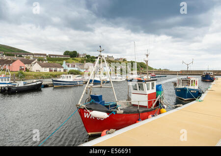 ANGELBOOTE/FISCHERBOOTE ROT UND BLAU VOR ANKER IM HAFEN SUTHERLAND SCHOTTLAND HELMSDALE Stockfoto