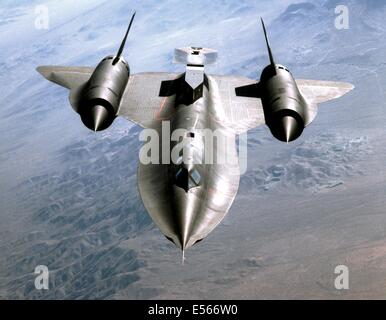 Air Force SR-71 Blackbird langfristige strategische Aufklärer mit einer experimentellen Prüfadapter montiert auf der Rückseite des Flugzeuges 19. Oktober 2012. Die Amsel kann bei 2.100 km/h bei 80.000 Fuß reisen und ist in der Lage, die Vermessung der Erdoberfläche pro Stunde 100.000 Quadratmeilen. Stockfoto