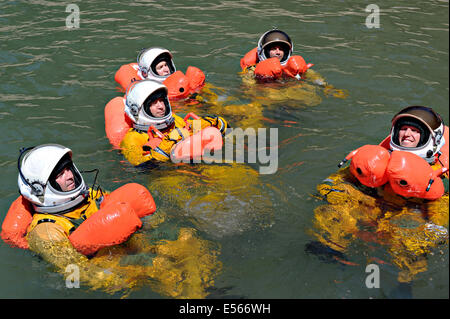 US Air Force u-2 Spion Piloten verwenden Flotation Geräte als Teil des Wasser Überlebenstraining 3. Juli 2014 in Nevada City, Kalifornien. Stockfoto