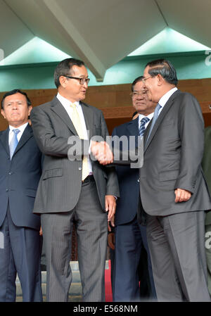 Phnom Penh, Kambodscha. 22. Juli 2014. Kambodschanische Premierminister Hun Sen (R, vorne) schüttelt Hände mit Sam Rainsy (L, vorn), Präsident der Opposition Kambodscha National Rescue Party in Phnom Penh, Kambodscha, 22. Juli 2014. Die Opposition Kambodscha National Rescue Party (CNRP) am Dienstag beschlossen, ihren jahrelangen Boykott des Parlaments zu beenden, nachdem die Regierungspartei Wahlrechtsreformen, Machtverteilung im Parlament und eine TV-Lizenz zugestimmt. Bildnachweis: Sovannara/Xinhua/Alamy Live-Nachrichten Stockfoto