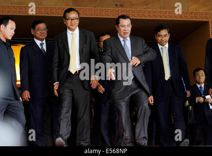 Phnom Penh, Kambodscha. 22. Juli 2014. Kambodschanische Premierminister Hun Sen (R, vorne) und Sam Rainsy (L, vorn), Präsident der Opposition Kambodscha National Rescue Party, Ausstieg aus einem Besprechungsraum in Phnom Penh, Kambodscha, 22. Juli 2014. Die Opposition Kambodscha National Rescue Party (CNRP) am Dienstag beschlossen, ihren jahrelangen Boykott des Parlaments zu beenden, nachdem die Regierungspartei Wahlrechtsreformen, Machtverteilung im Parlament und eine TV-Lizenz zugestimmt. Bildnachweis: Sovannara/Xinhua/Alamy Live-Nachrichten Stockfoto