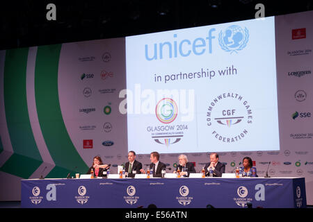 SECC Main Press Center, Glasgow, Schottland, Großbritannien, Dienstag, Juli 2014. Pressekonferenz zur Bereitstellung eines Überblicks über die UNICEF- und Glasgow 2014-Partnerschaft und die Beteiligung von UNICEF an der Eröffnungszeremonie der Commonwealth Games 2014 in Glasgow. Im Bild links nach rechts: Jackie Brock-Doyle Glasgow 2014 Executive Advisor, David Grevemberg Chief Executive Glasgow 2014, Jon Sparkes Chief Operated Officer UNICEF UK, Lord David Puttnam UNICEF UK Botschafter, Sir Roger Moore UNICEF Goodwill Botschafter, Monica Dzonzi von Malawi UNICEF Youth Ambassador Stockfoto