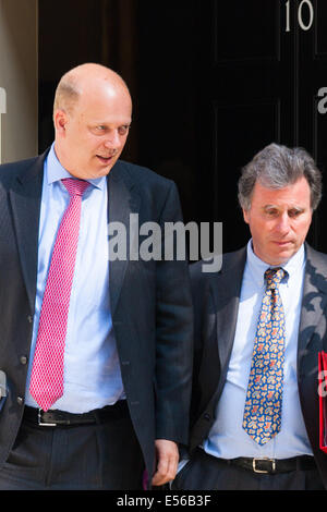 London, UK. 22. Juli 2014. Verlassen Sie Justizminister Chris Grayling und Oliver Letwin, Minister für Regierungspolitik, Recht, Nr. 10 nach der Kabinettssitzung in der Downing Street. Bildnachweis: Paul Davey/Alamy Live-Nachrichten Stockfoto