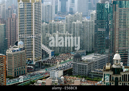 Blick auf die Stadt von Shanghai, die dem Bund und eine Vielzahl von Wolkenkratzern wie umfasst Wohn- und Bürotürme an einem schönen Tag Stockfoto