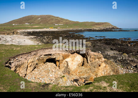 England, Wales, Gwynedd, Lleyn Halbinsel, Bardsey Island, Henllwyn Hafen, Küstenerosion durch Winterstürme Stockfoto