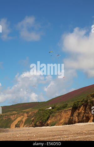 Paragliding über die Klippen am Strand von Vauville, Normandie, Frankreich im Juli Stockfoto