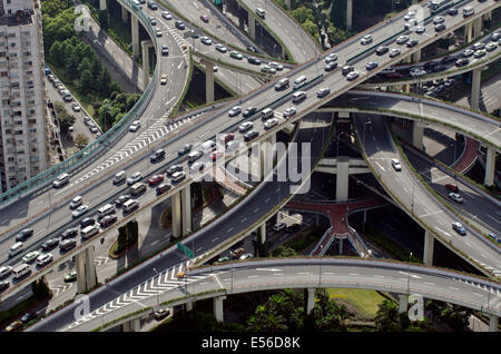 Autos stecken im verstopften Verkehr in der Nachmittagsverkehrszeit von oben gesehen in dieser Luftaufnahme der Yanan-Autobahn an der Anschlussstelle mit dem North South Expressway im Westen Shanghais an einem ungewöhnlich klaren Tag fest, Stockfoto